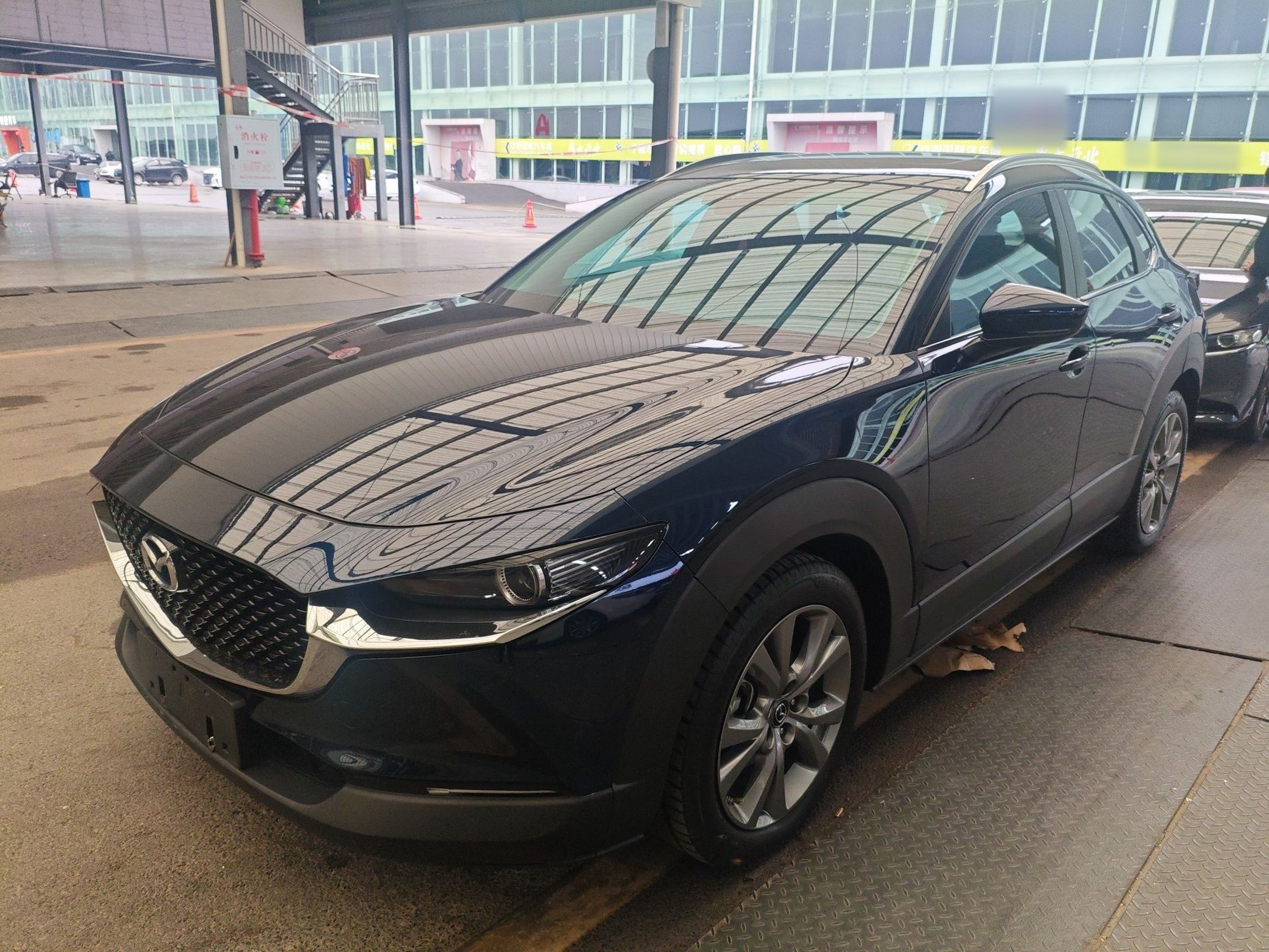 Под передней частью автомобиля