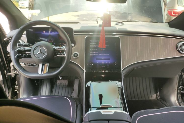 Used Mercedes-Benz EQE SUV 2023 350 4MATIC Luxury Edition Center Console