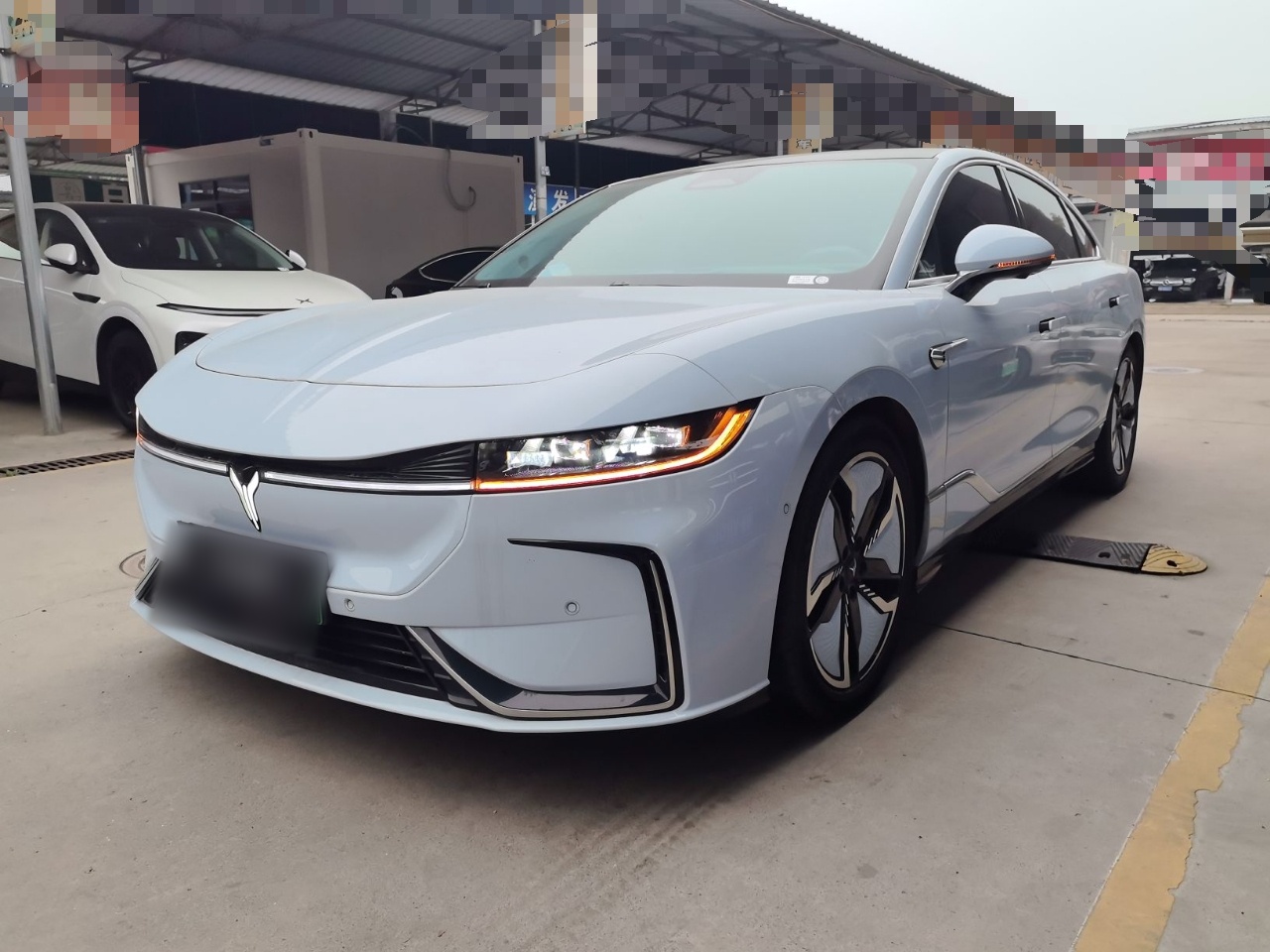 تحت مقدمة السيارة