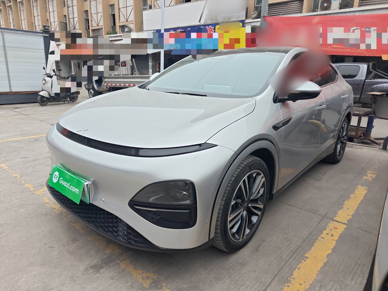 تحت مقدمة السيارة