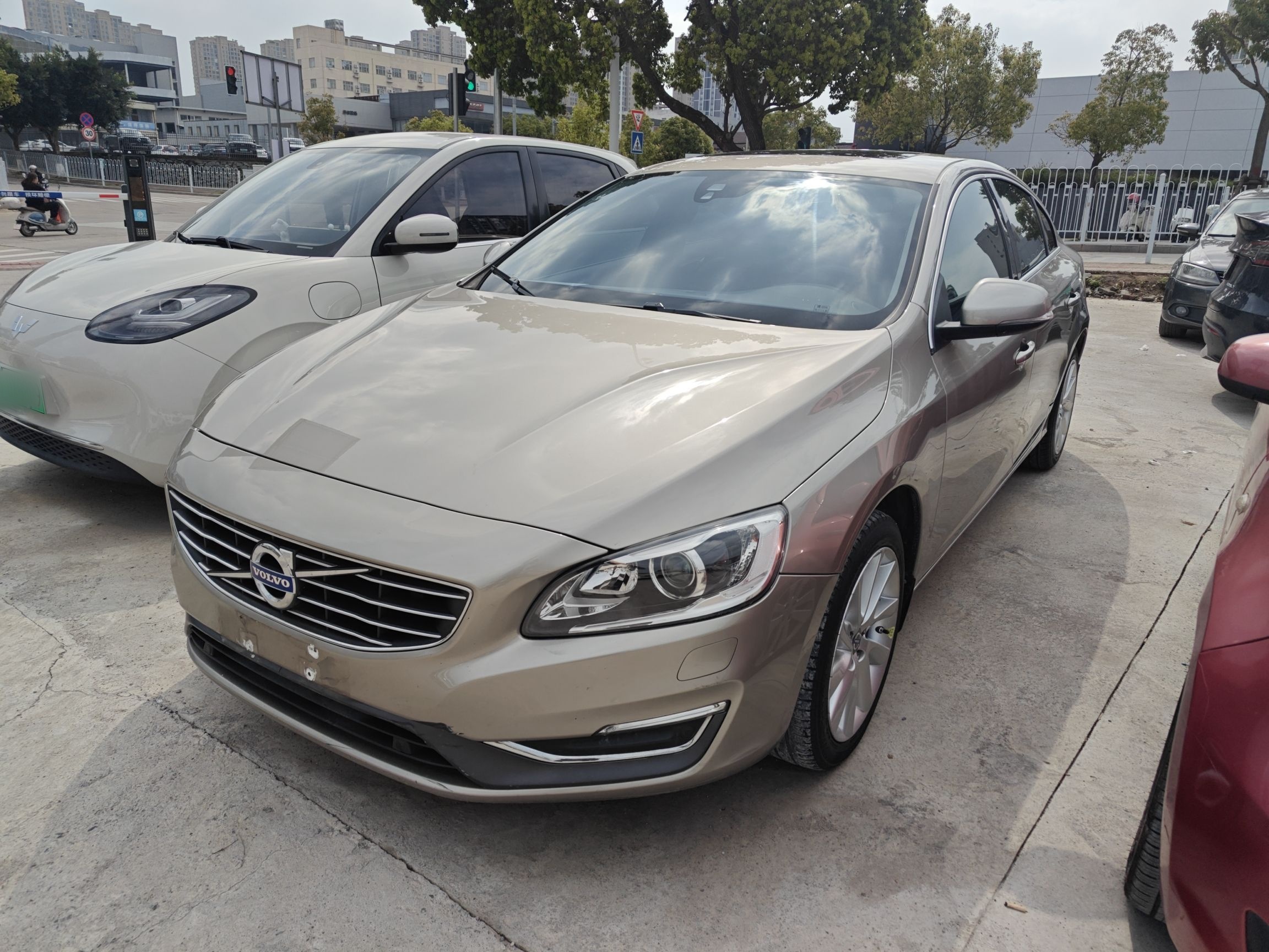 Под передней частью автомобиля