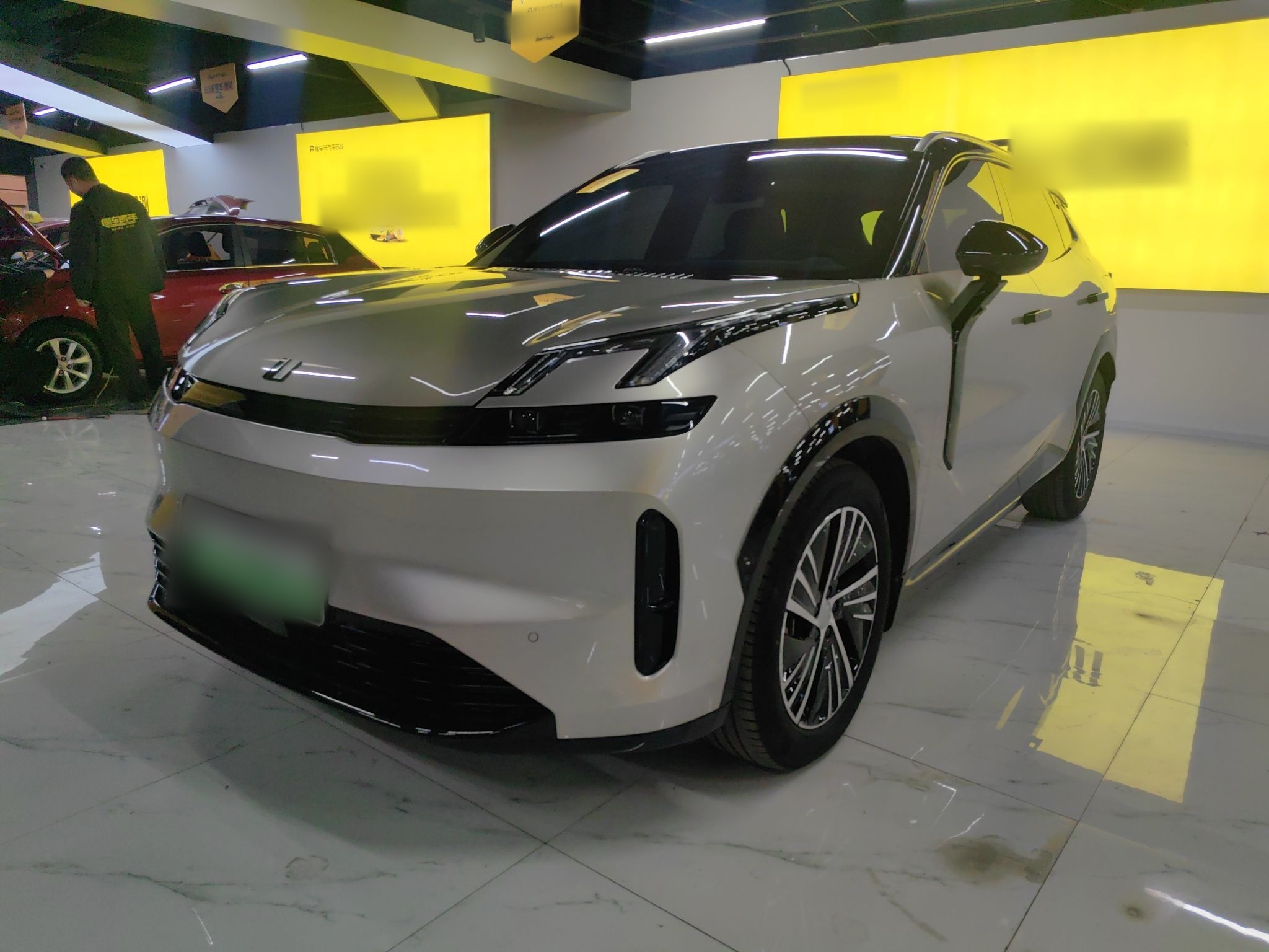 Под передней частью автомобиля
