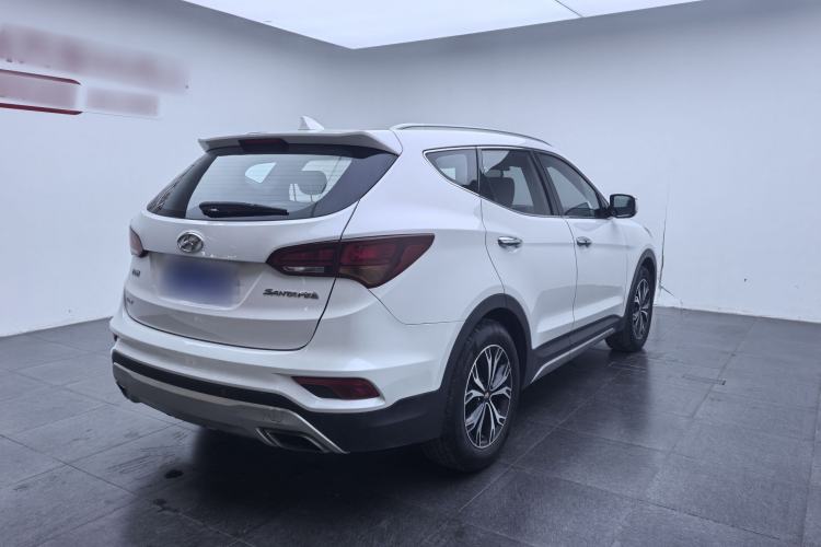 Used Hyundai Santa Fe 2017 2.0T Automatic Two-Wheel Drive Smart Version 7 Seats Exterior 3