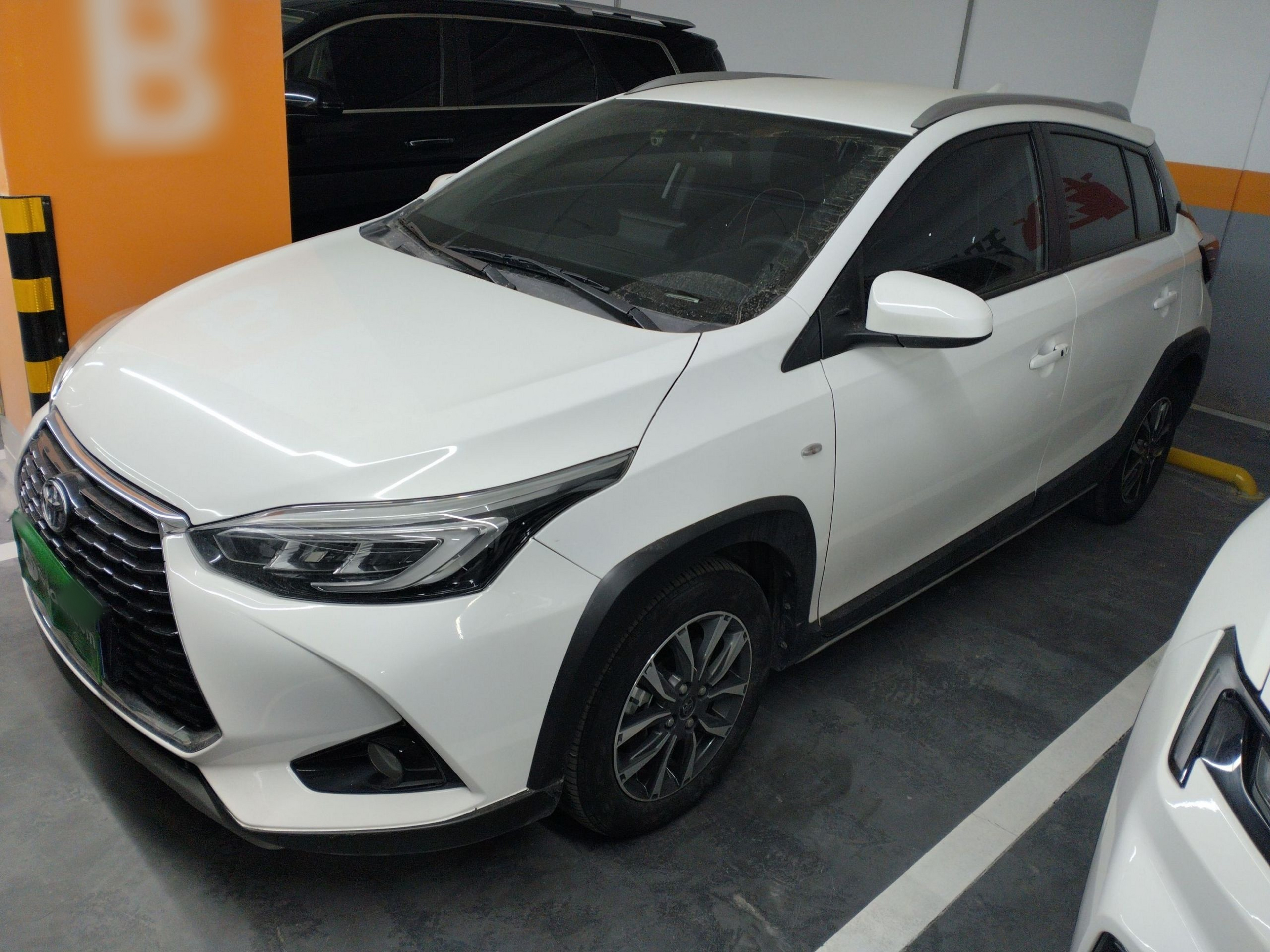 تحت مقدمة السيارة