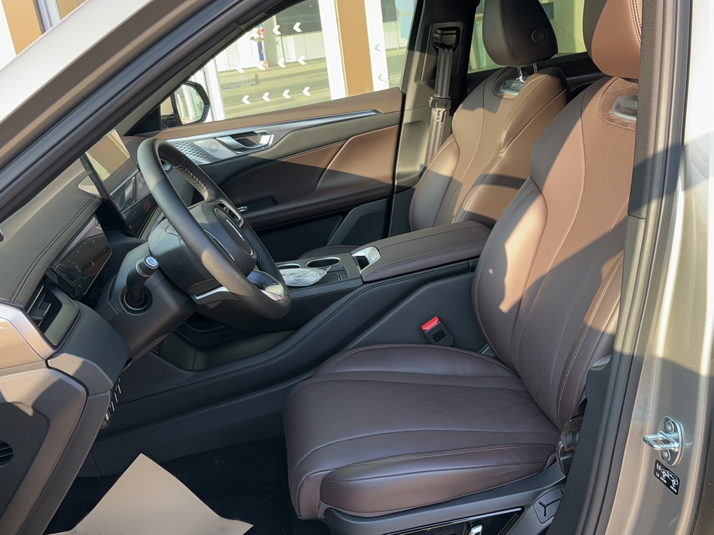 المقاعد الأمامية داخل السيارة