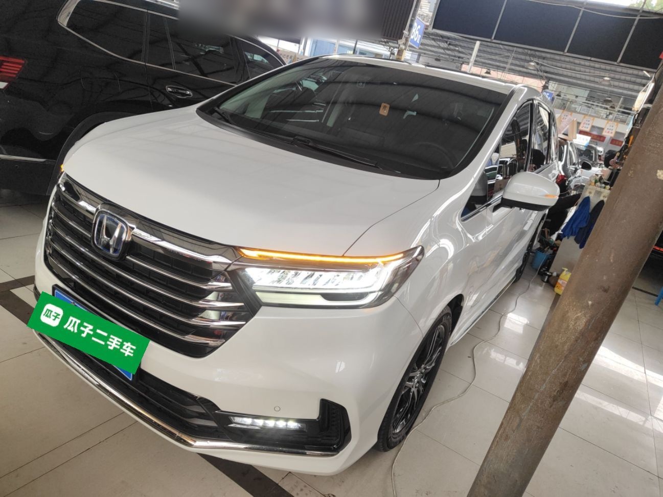 تحت مقدمة السيارة