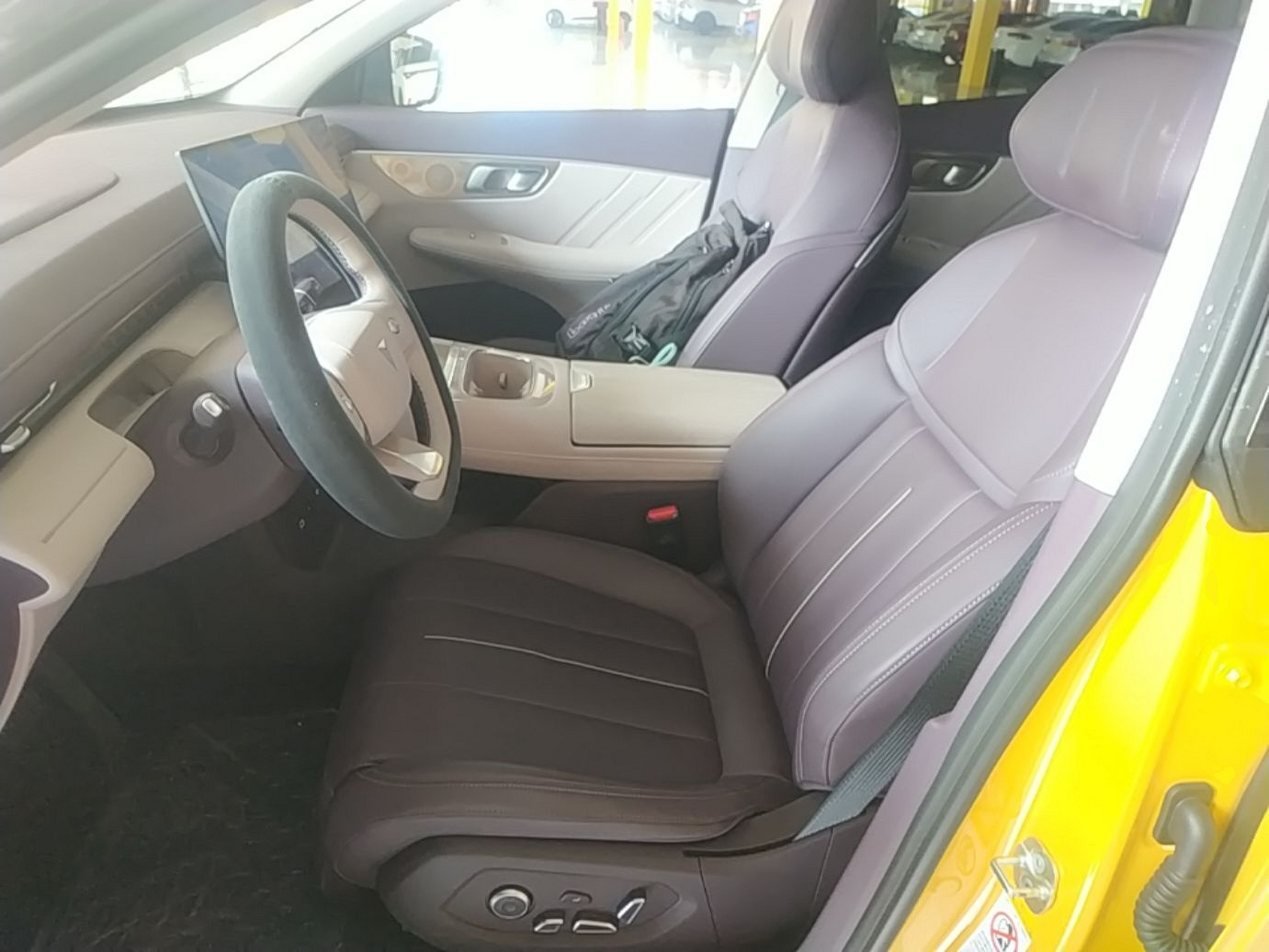 Переднее сиденье в автомобиле