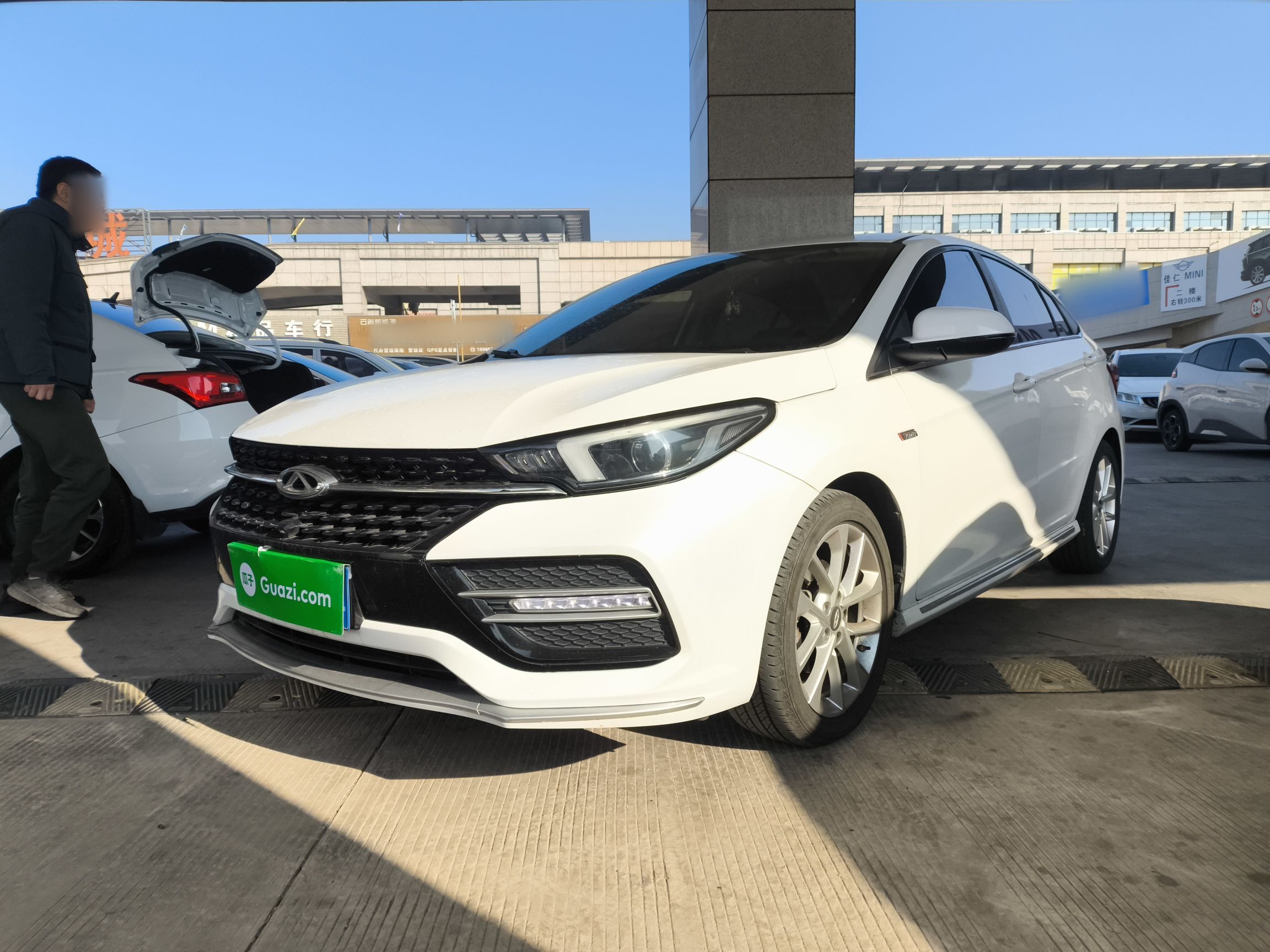 تحت مقدمة السيارة