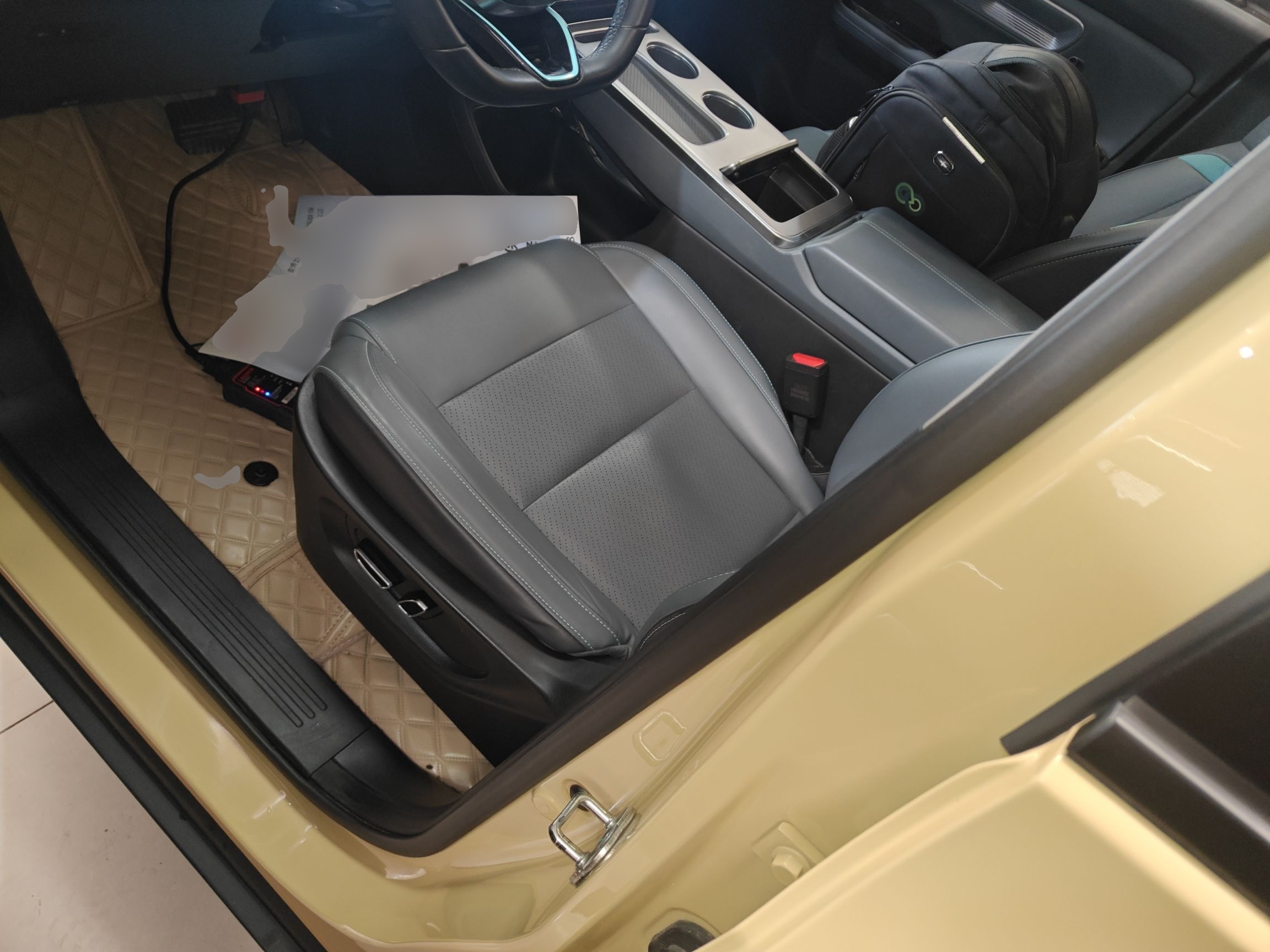 المقاعد الأمامية داخل السيارة