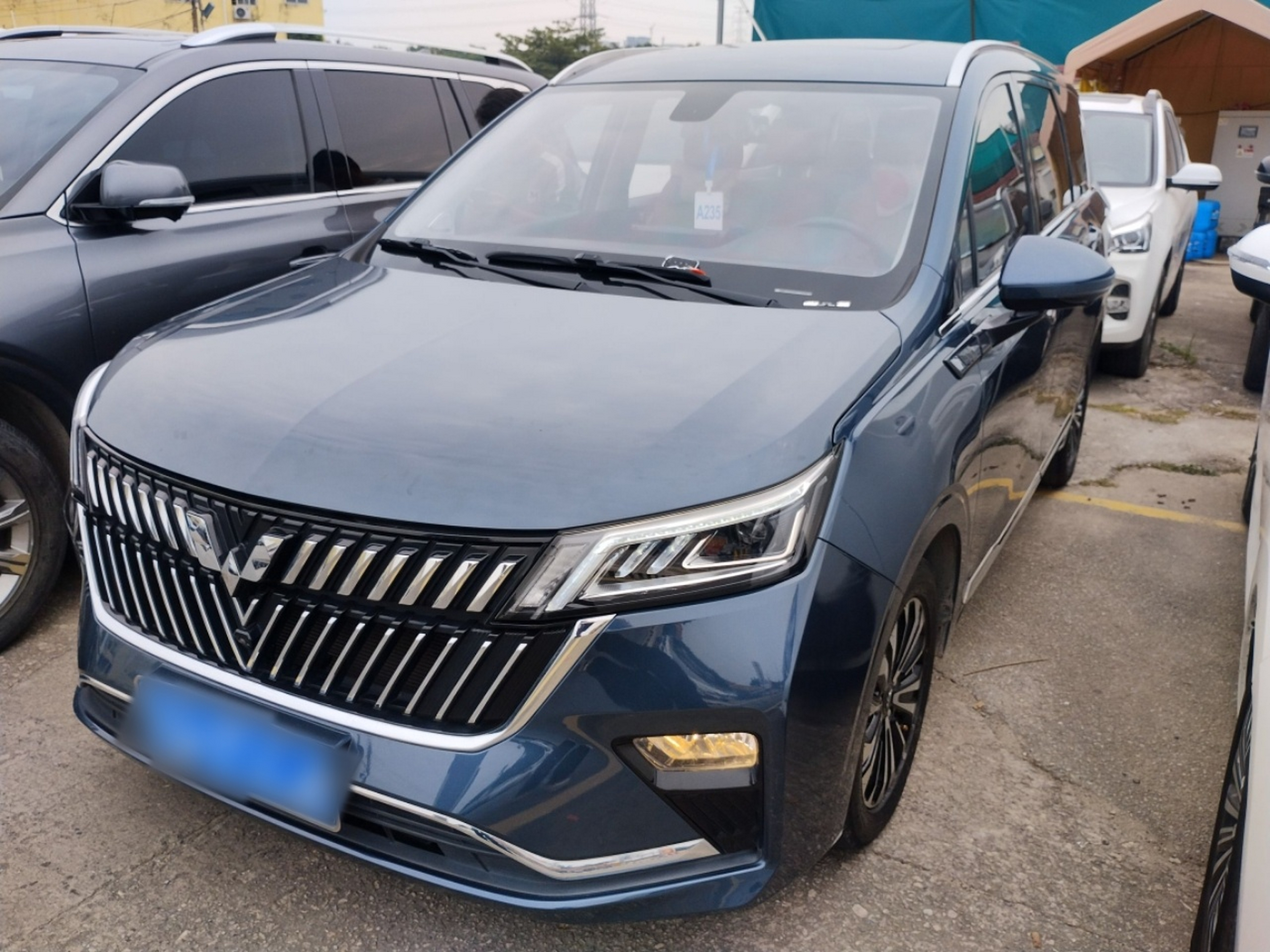 Под передней частью автомобиля