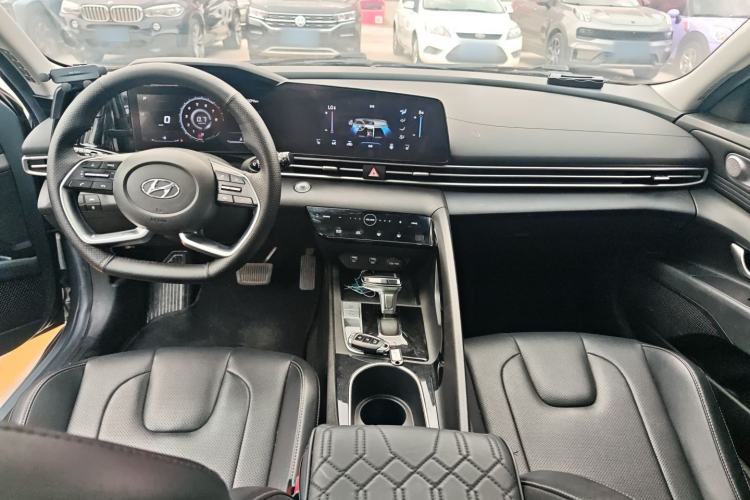 Used Hyundai Elantra 2021 1.5L CVT LUX Prestige Edition Center Console