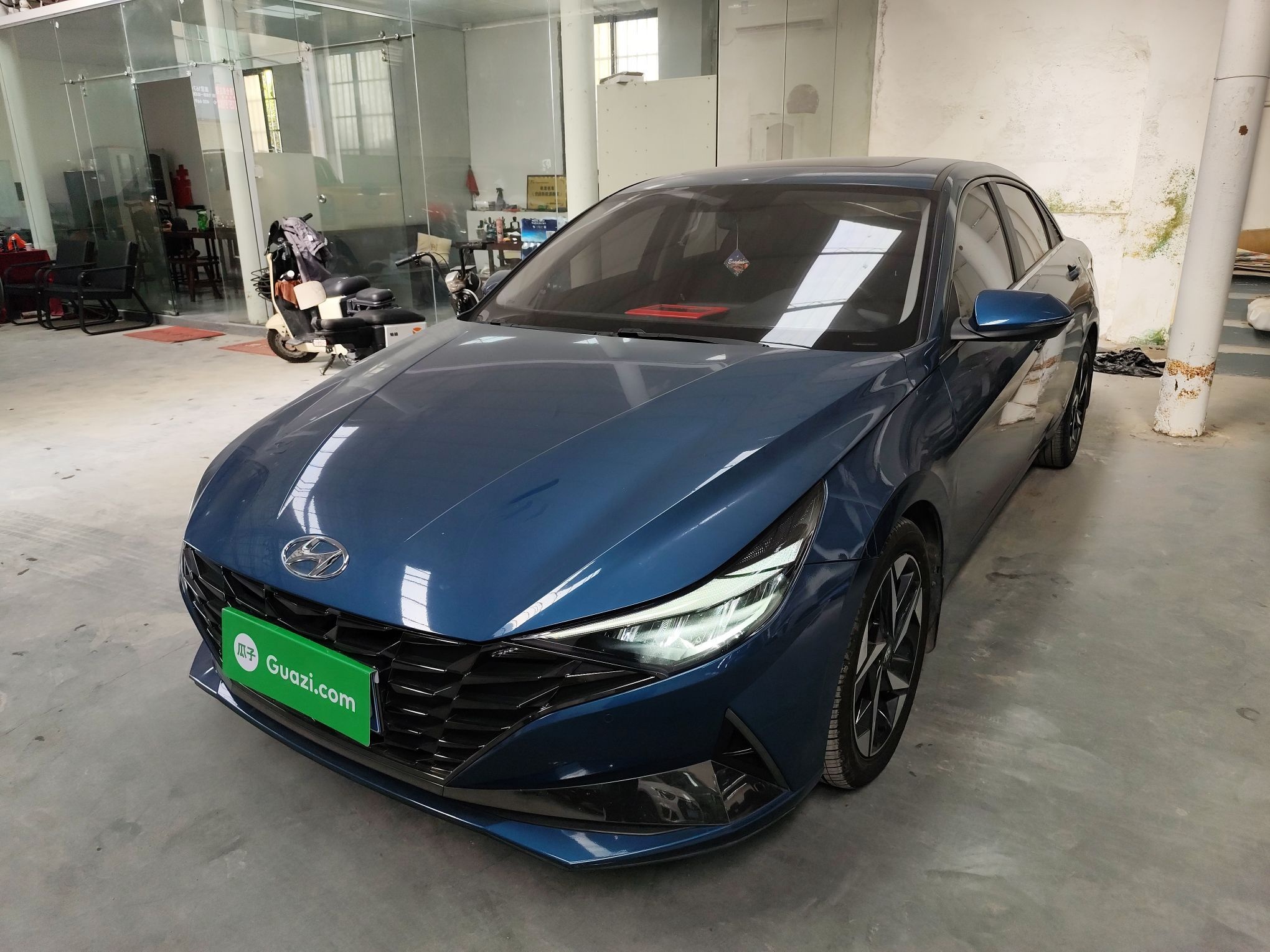 Под передней частью автомобиля