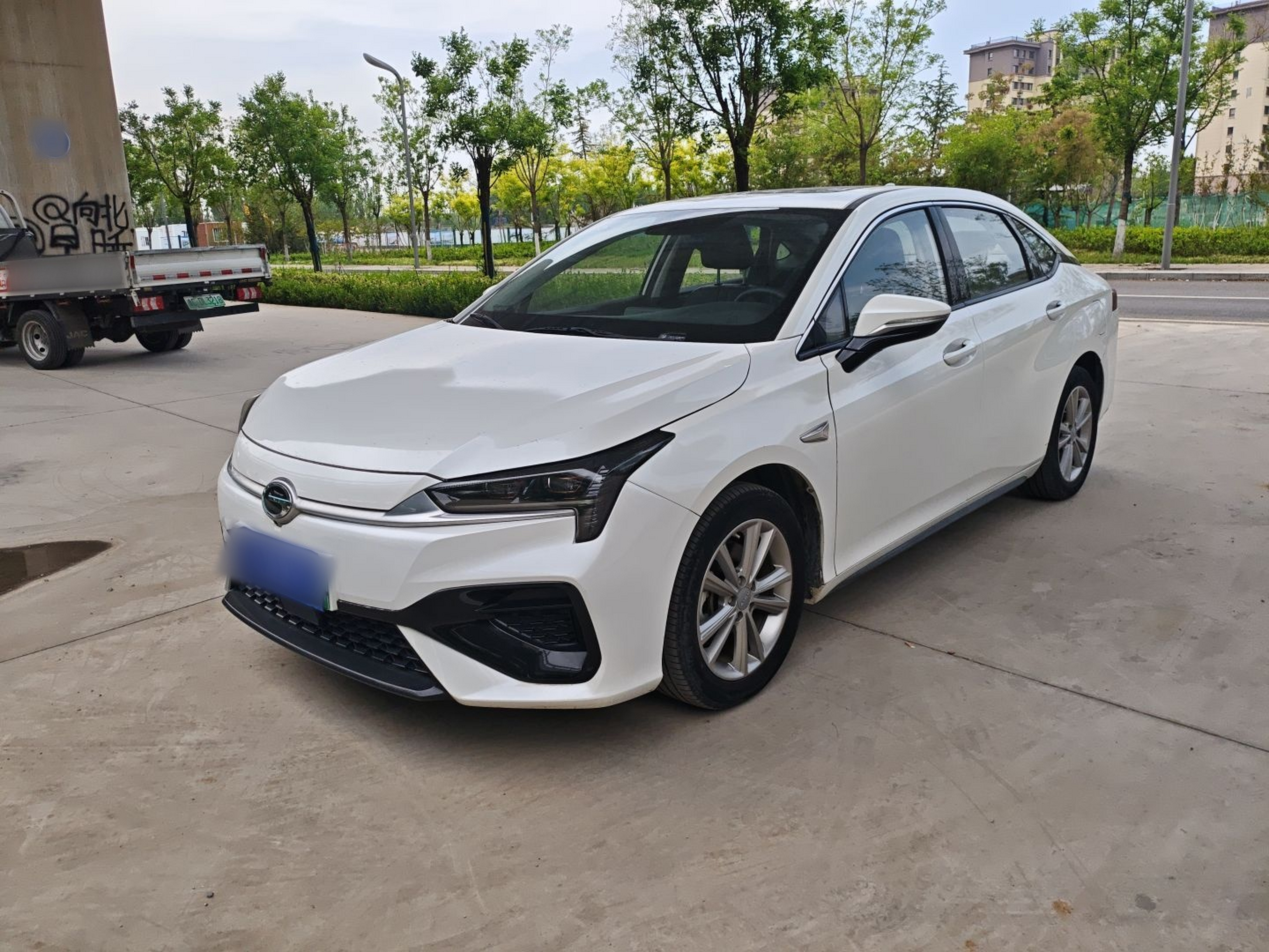 تحت مقدمة السيارة