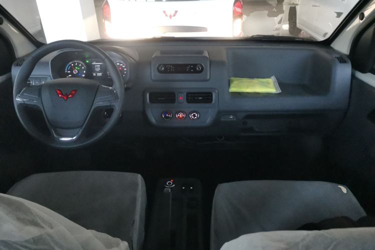 Used Wuling Yangguang 2025 Model 310KM Bus Edition—Customized by CATL