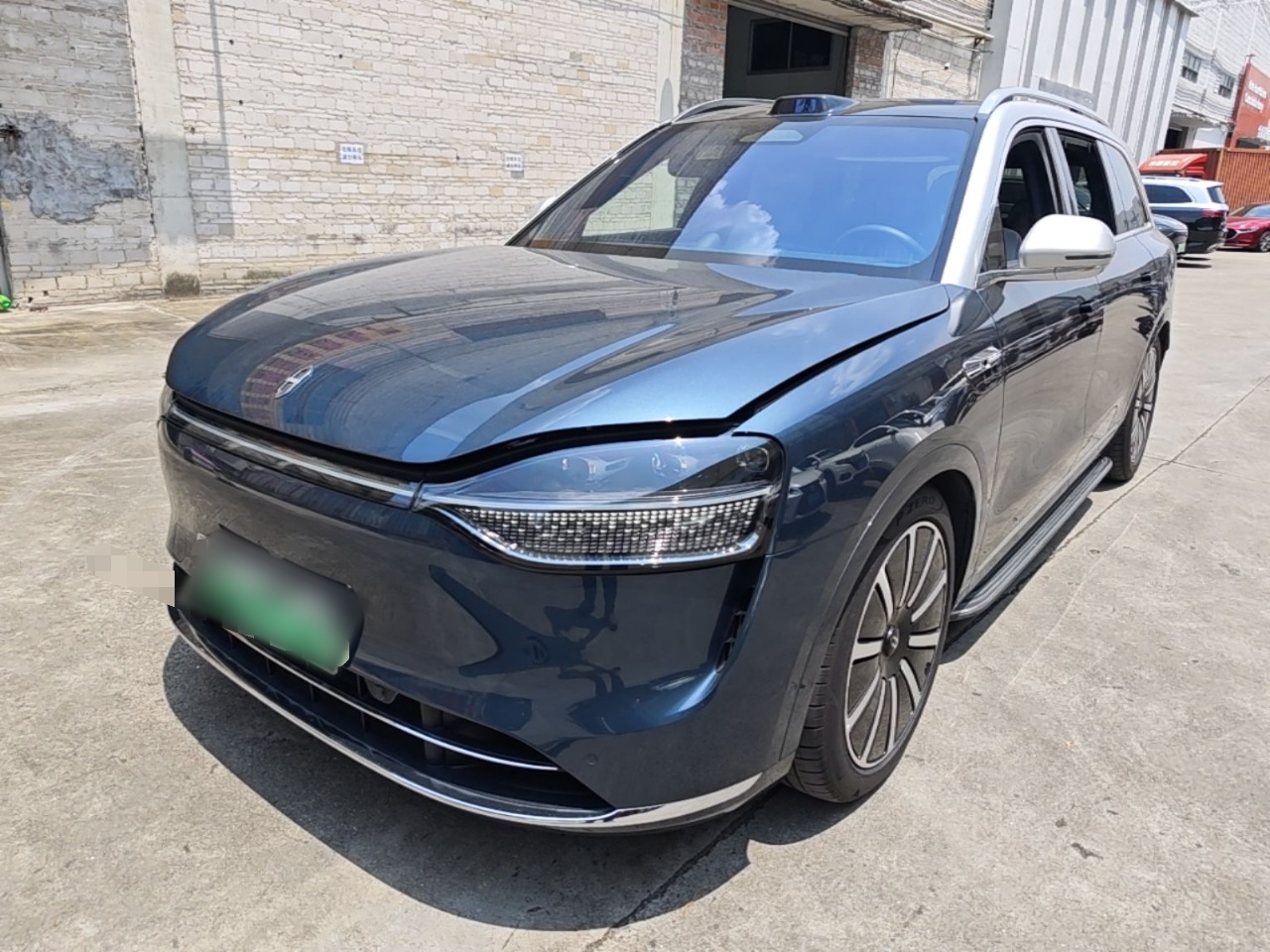 Под передней частью автомобиля