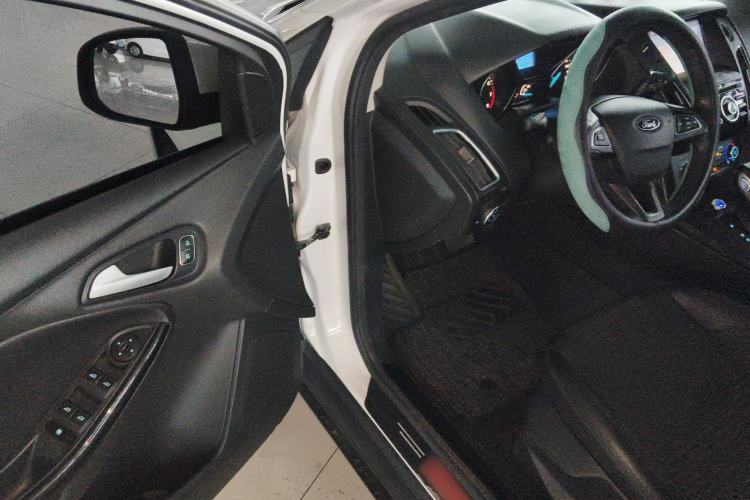 Used Ford Focus 2018 Hatchback Classic 1.6L Automatic Trendy SmartDrive Edition Driver Seat