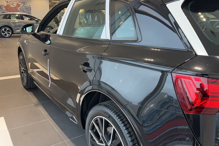 Used Audi Q5L 2025 Facelift 45th Anniversary Collector's Edition 40 TFSI Luxury Dynamic Version Exterior 5