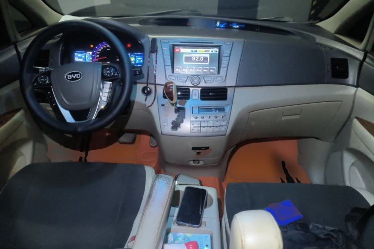 Used BYD M6 2013 2.4L Automatic Luxury Model Center Console