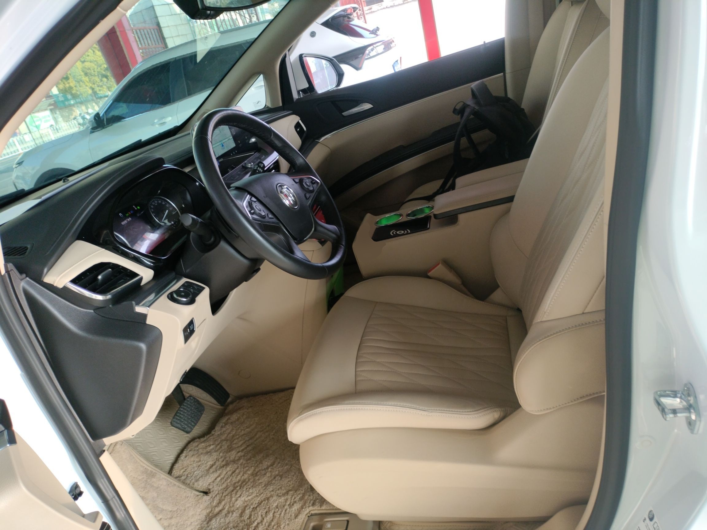 Переднее сиденье в автомобиле