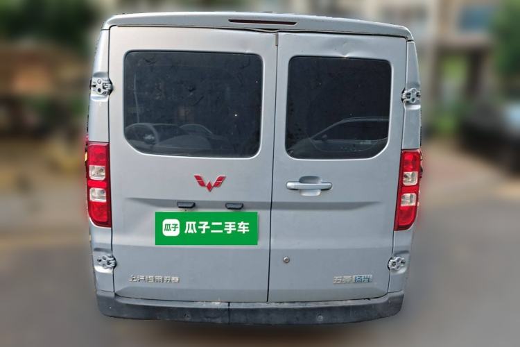 Used Wuling Yangguang 2024 300km Comfort-Grade Passenger Van 60kW