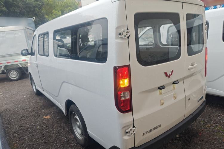 Used Wuling Yangguang 2024 300KM Comfort Version Passenger Van 75kW

