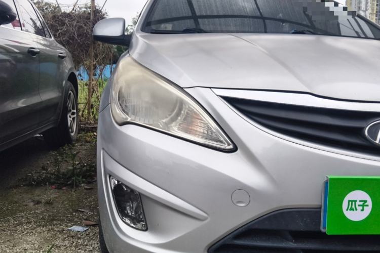 Used Hyundai Verna (older generation) 2010 Sedan 1.4L Automatic Fashionable GT Model Right Front Headlight