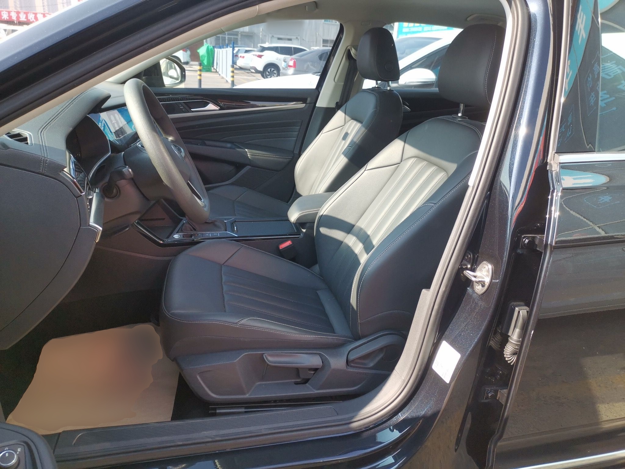 Переднее сиденье в автомобиле