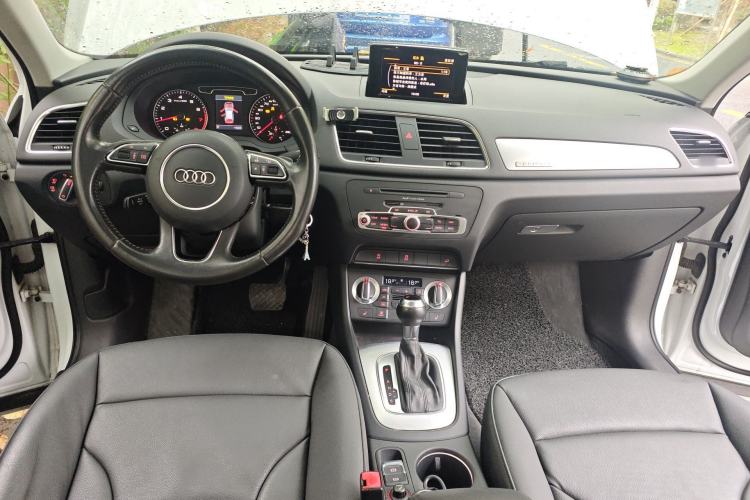 Used Audi Q3 2012 35 TFSI quattro Comfort Model Center Console