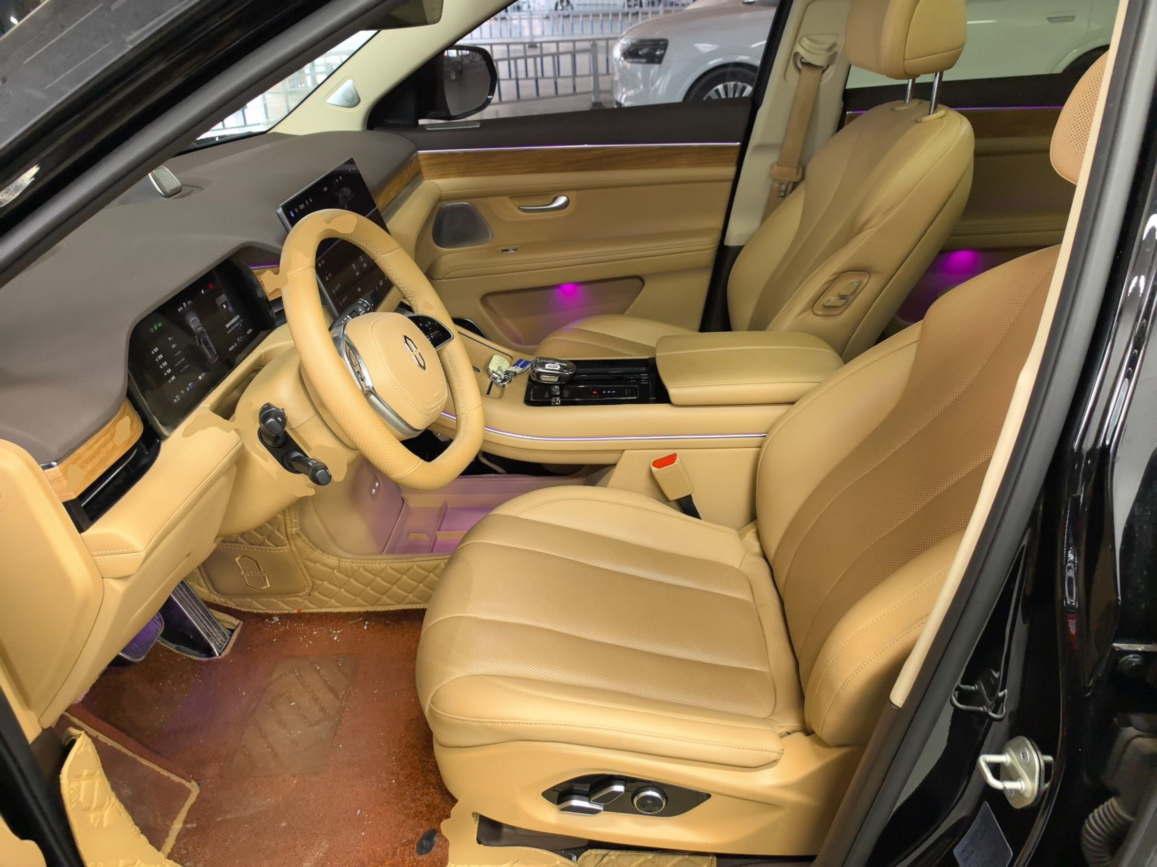 المقاعد الأمامية داخل السيارة