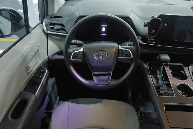 Used Toyota Granvia 2024 2.5L Hybrid Comfort Edition
