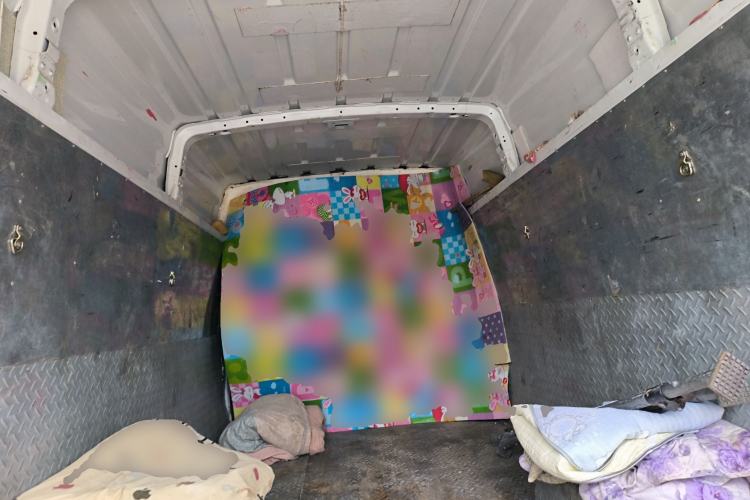 Used Iveco Daily 2023 2.5T V40 Van Long Wheelbase Mid-Roof Dual Tires Manual Doors 2-3 Seater
