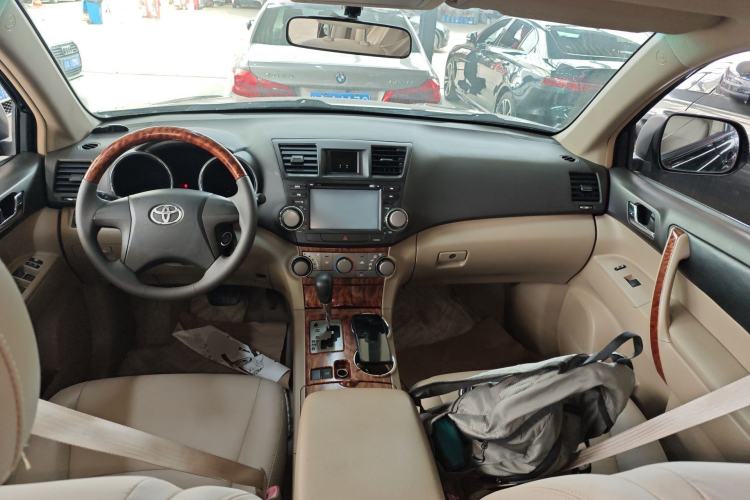 Used Toyota Highlander 2011 2.7L Two-Wheel Drive 5-Seater Elite Edition Center Console