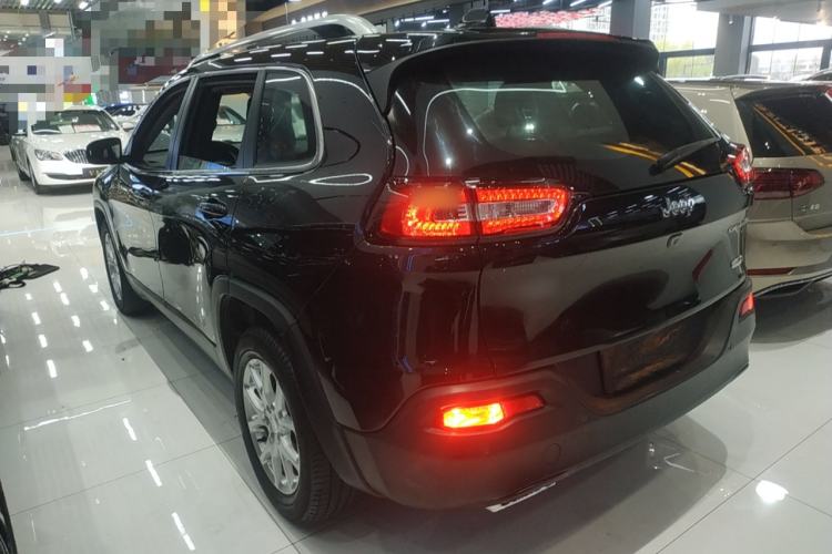 Used Jeep Cherokee 2016 2.4L Leading Smart Version
