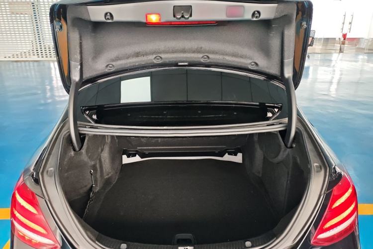 Used Mercedes-Benz E-Class 2018 Facelift E 300 L Luxury Edition
