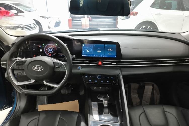 Used Hyundai Elantra 2021 1.5L CVT GLX Elite Edition Center Console