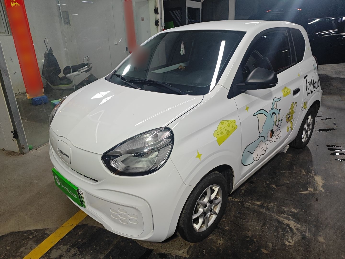 تحت مقدمة السيارة