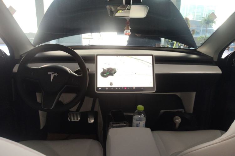 Used Tesla Model Y 2021 Standard Range Rear-Wheel Drive Version Center Console