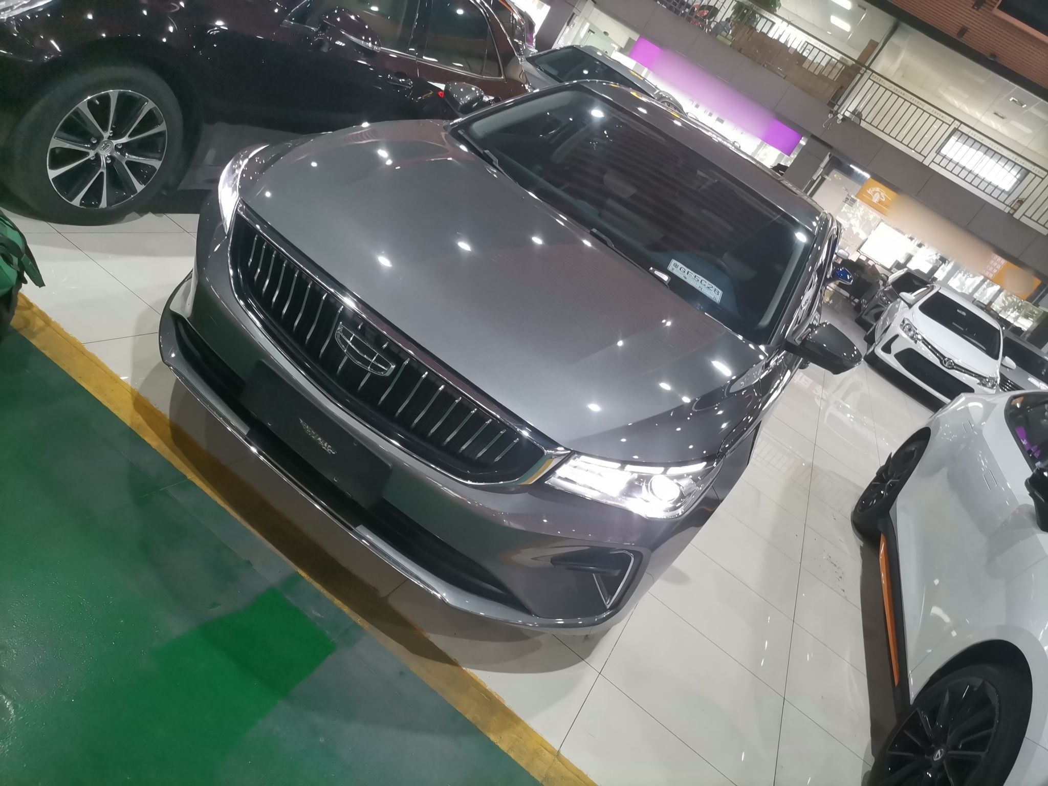 تحت مقدمة السيارة