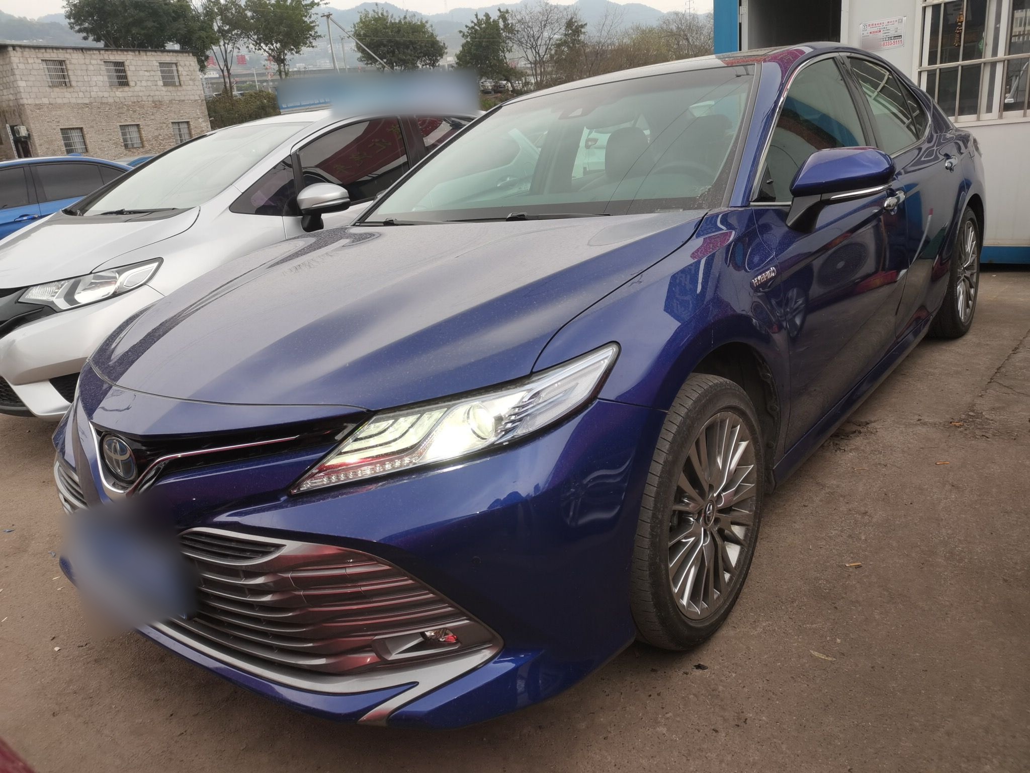 Под передней частью автомобиля