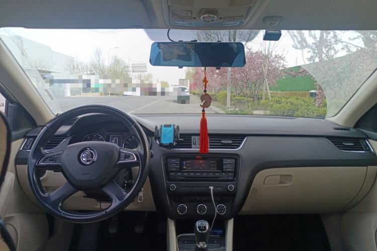 Used Skoda Octavia 2015 1.6L Manual Yijun Edition Center Console