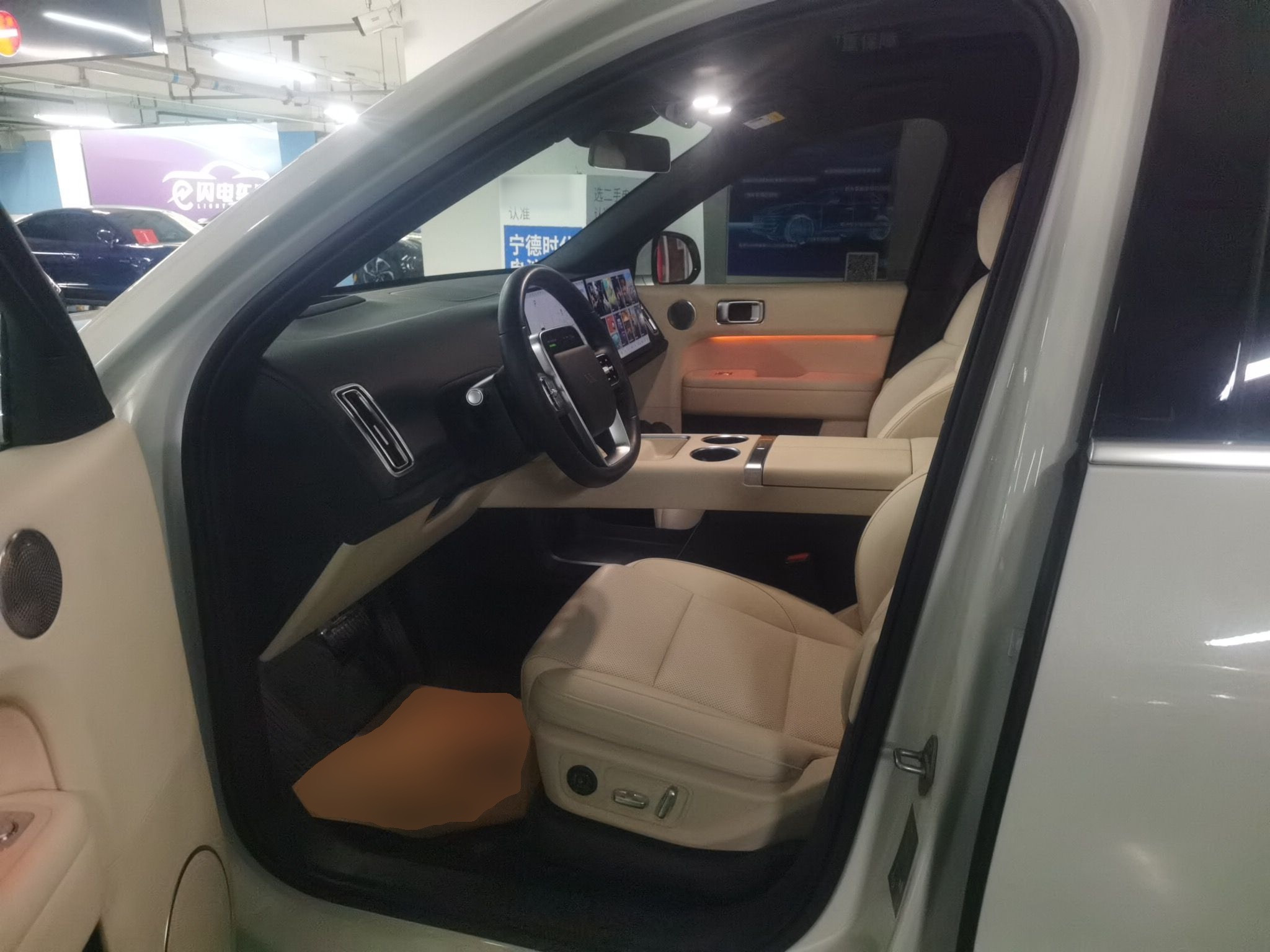 المقاعد الأمامية داخل السيارة