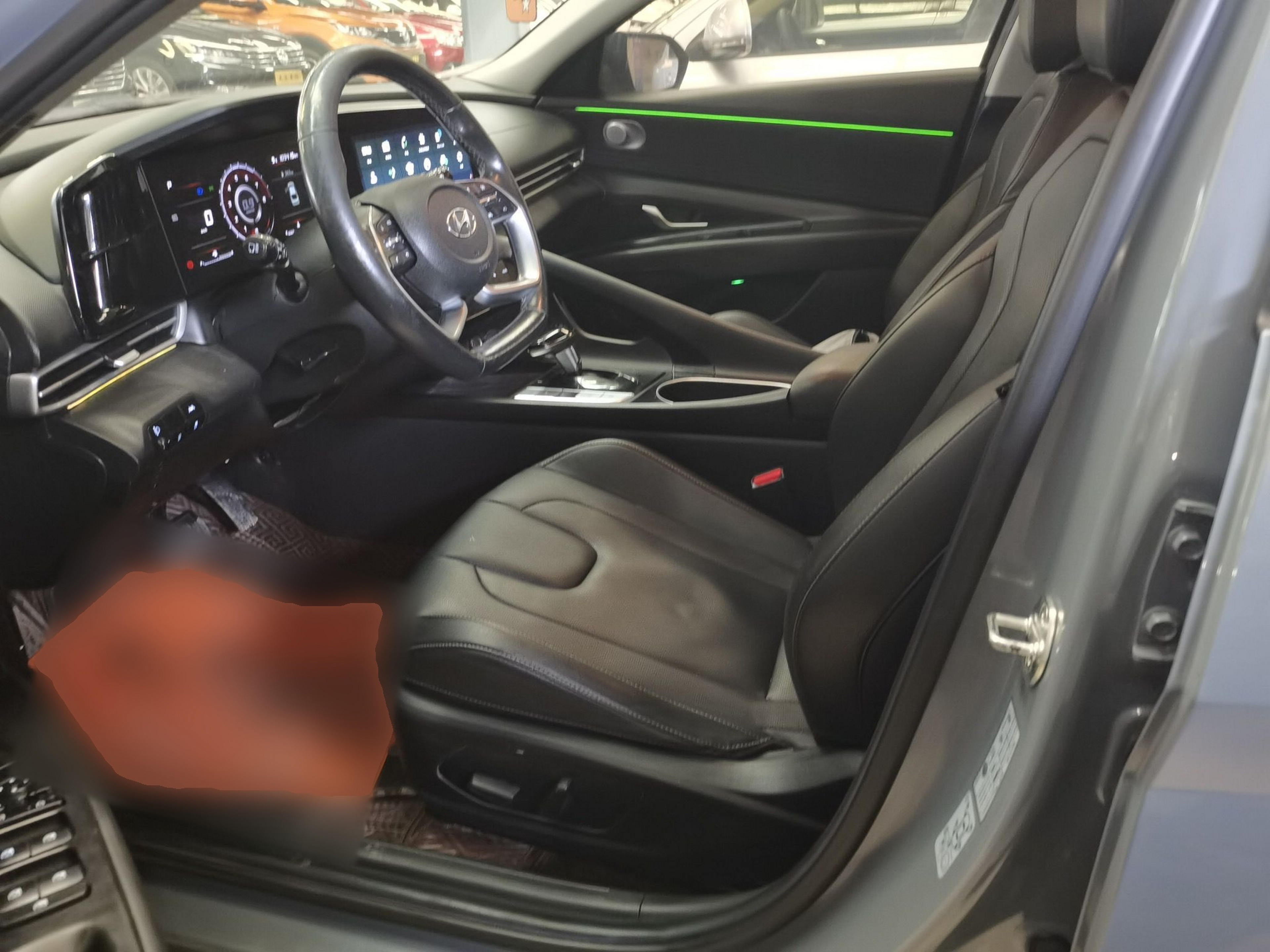 Переднее сиденье в автомобиле