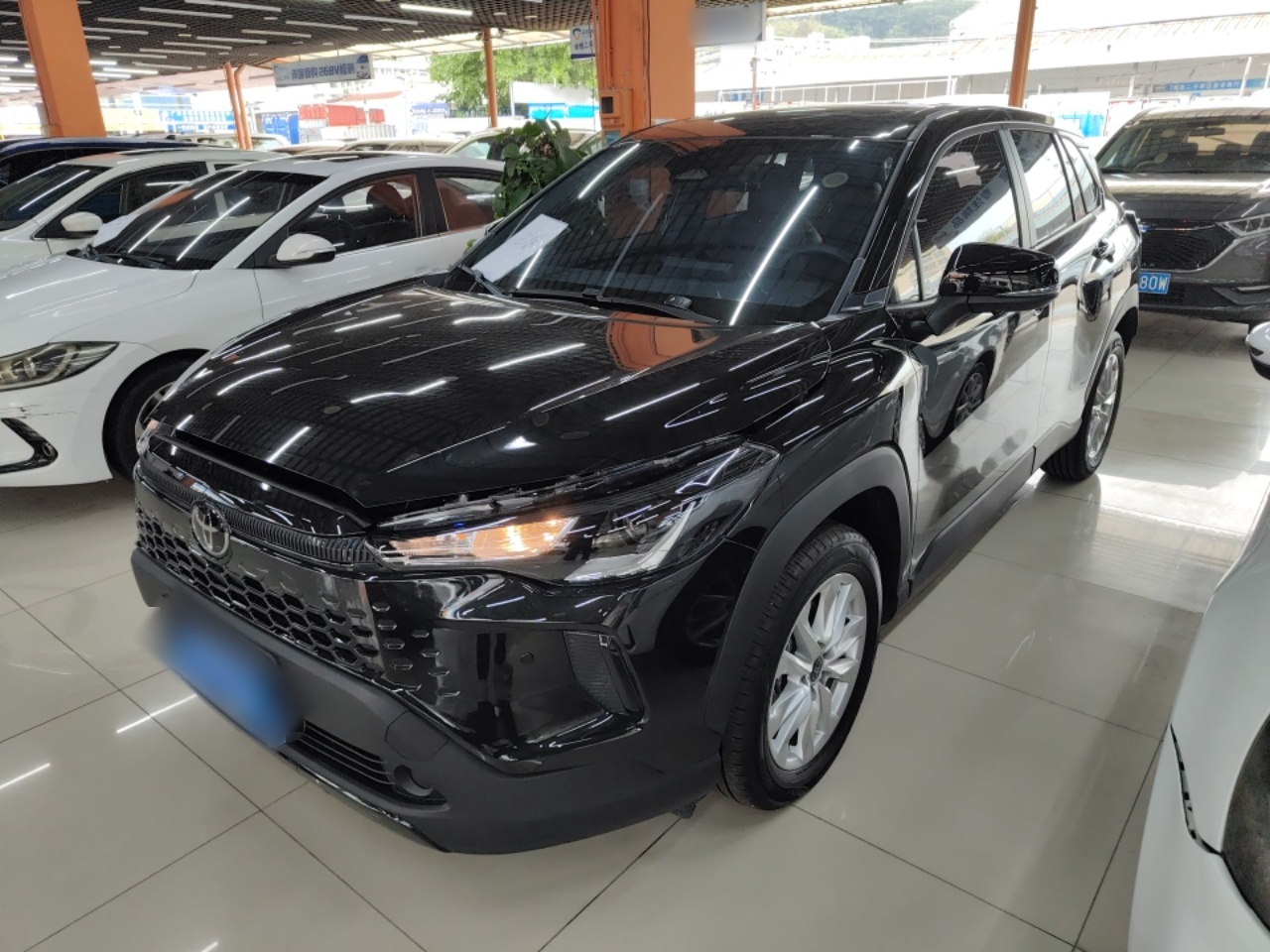 Под передней частью автомобиля