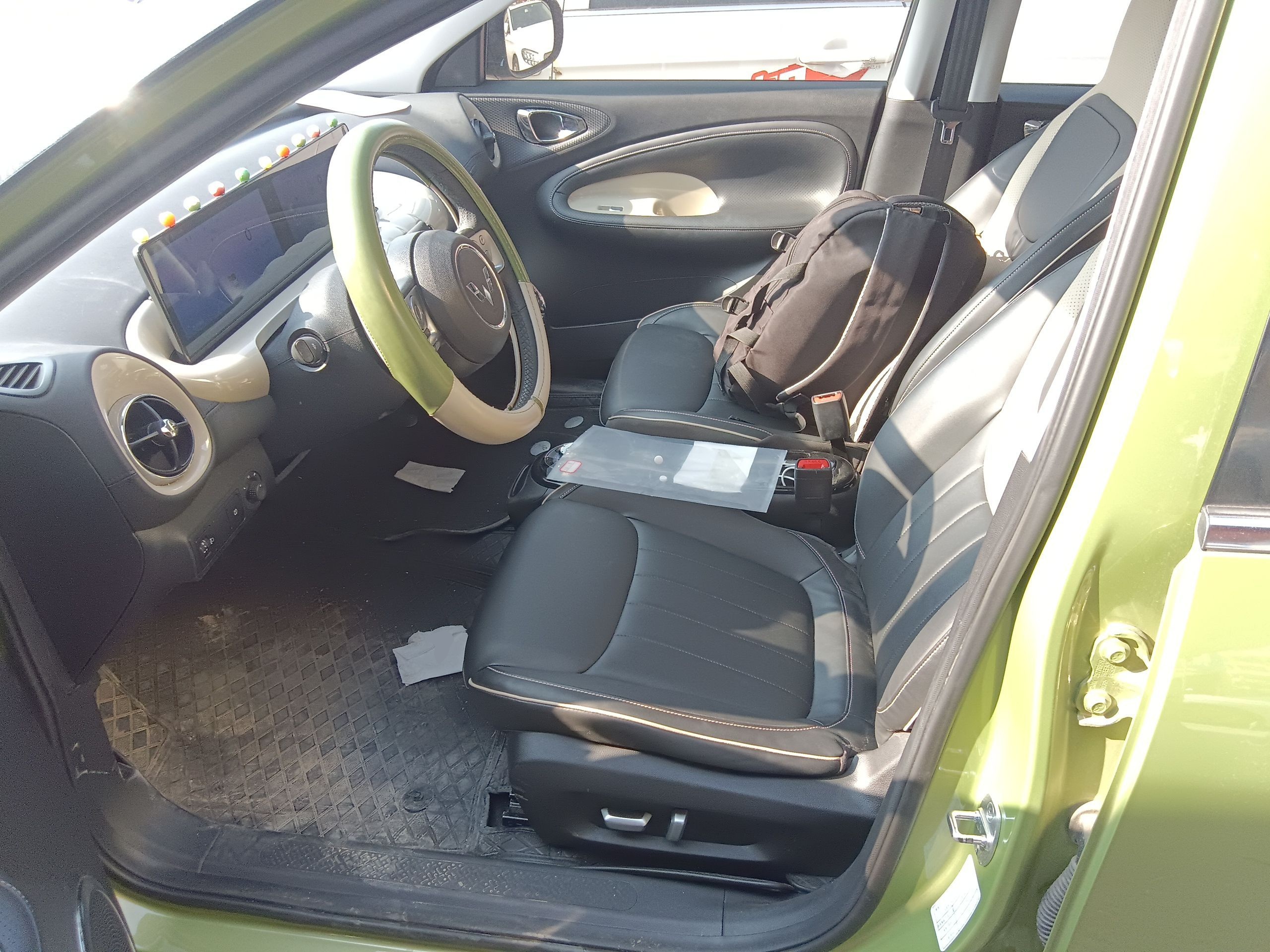 Переднее сиденье в автомобиле