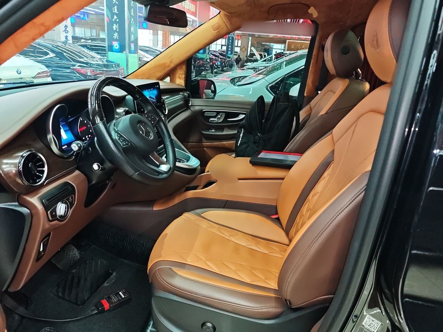 المقاعد الأمامية داخل السيارة