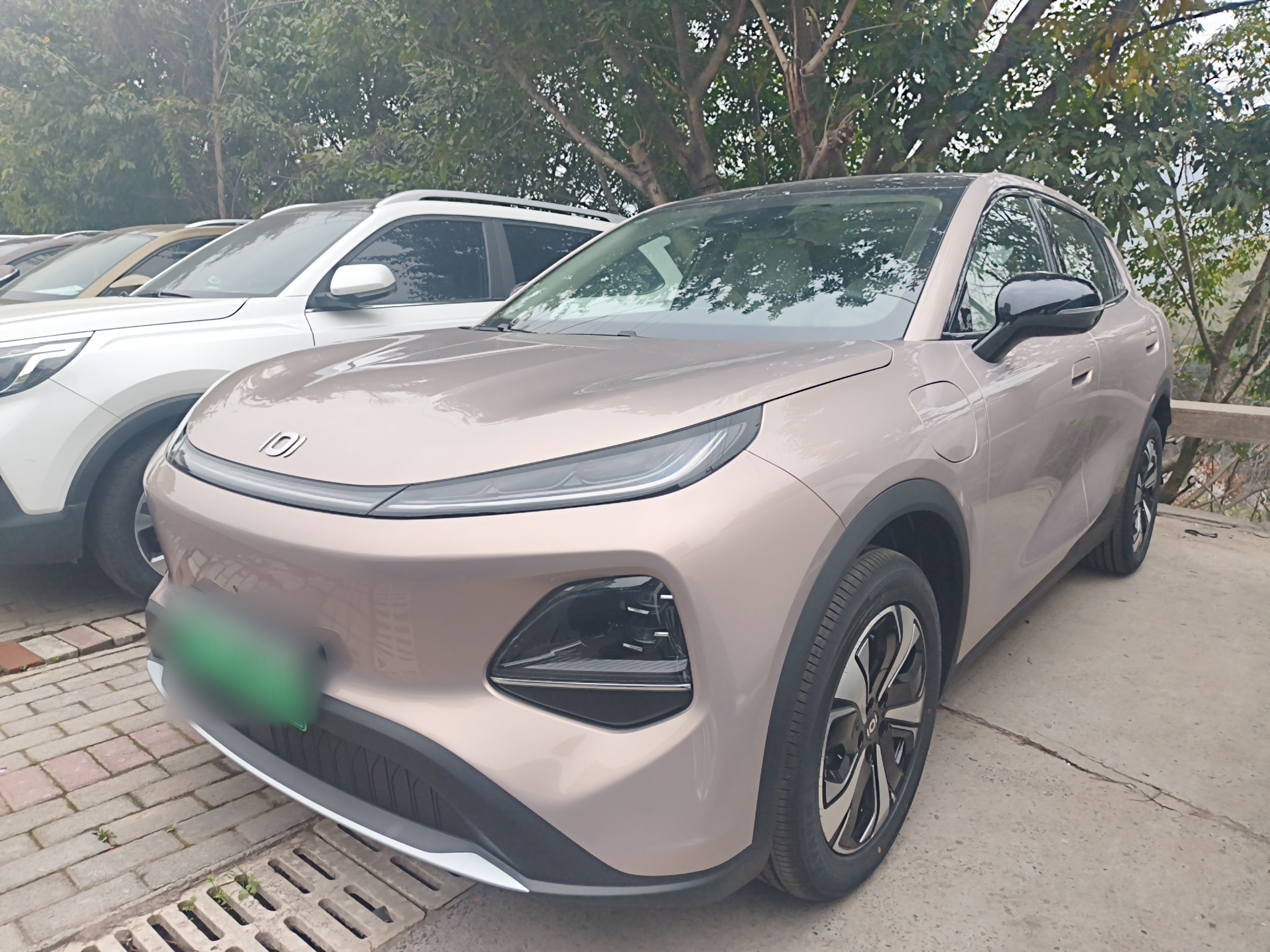 Под передней частью автомобиля