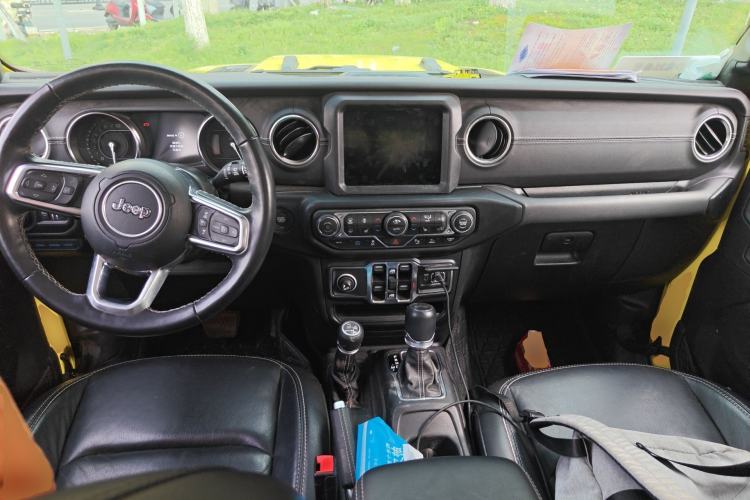 Used Jeep Wrangler New Energy 2022 Four-Door 2.0T 4xe Sahara Fluorescent Yellow Limited Edition Center Console