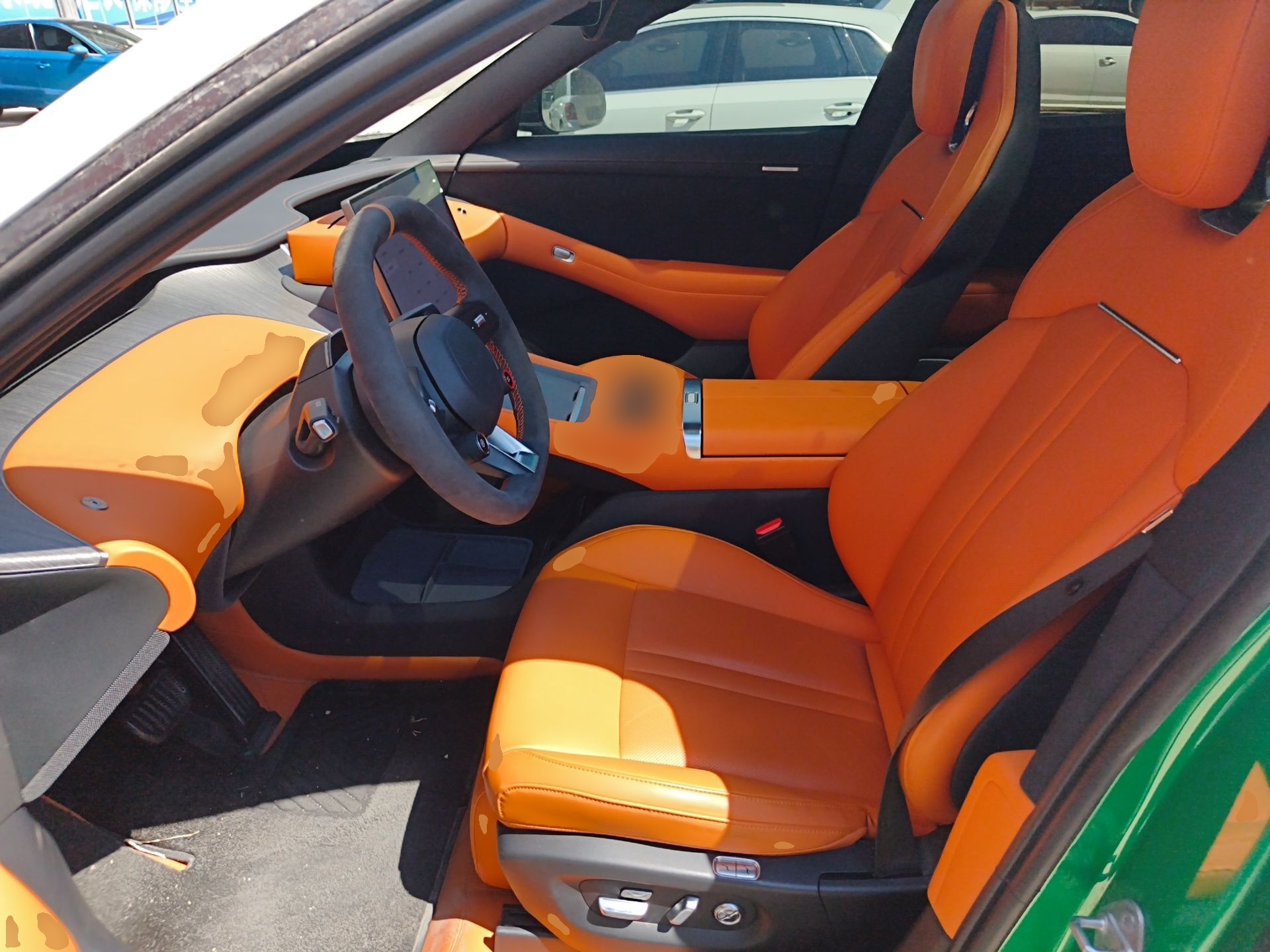 المقاعد الأمامية داخل السيارة