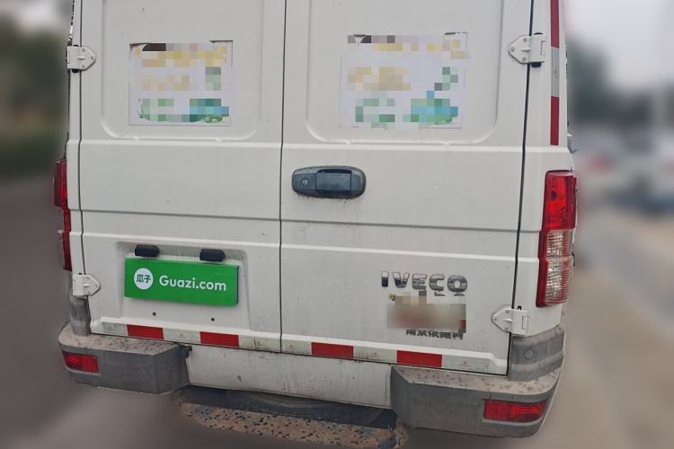 Used Iveco Daily 2020 2.8T V35 Box Truck with Dual Tires Mid-Roof Design 3 Seats Emission Standard China V
