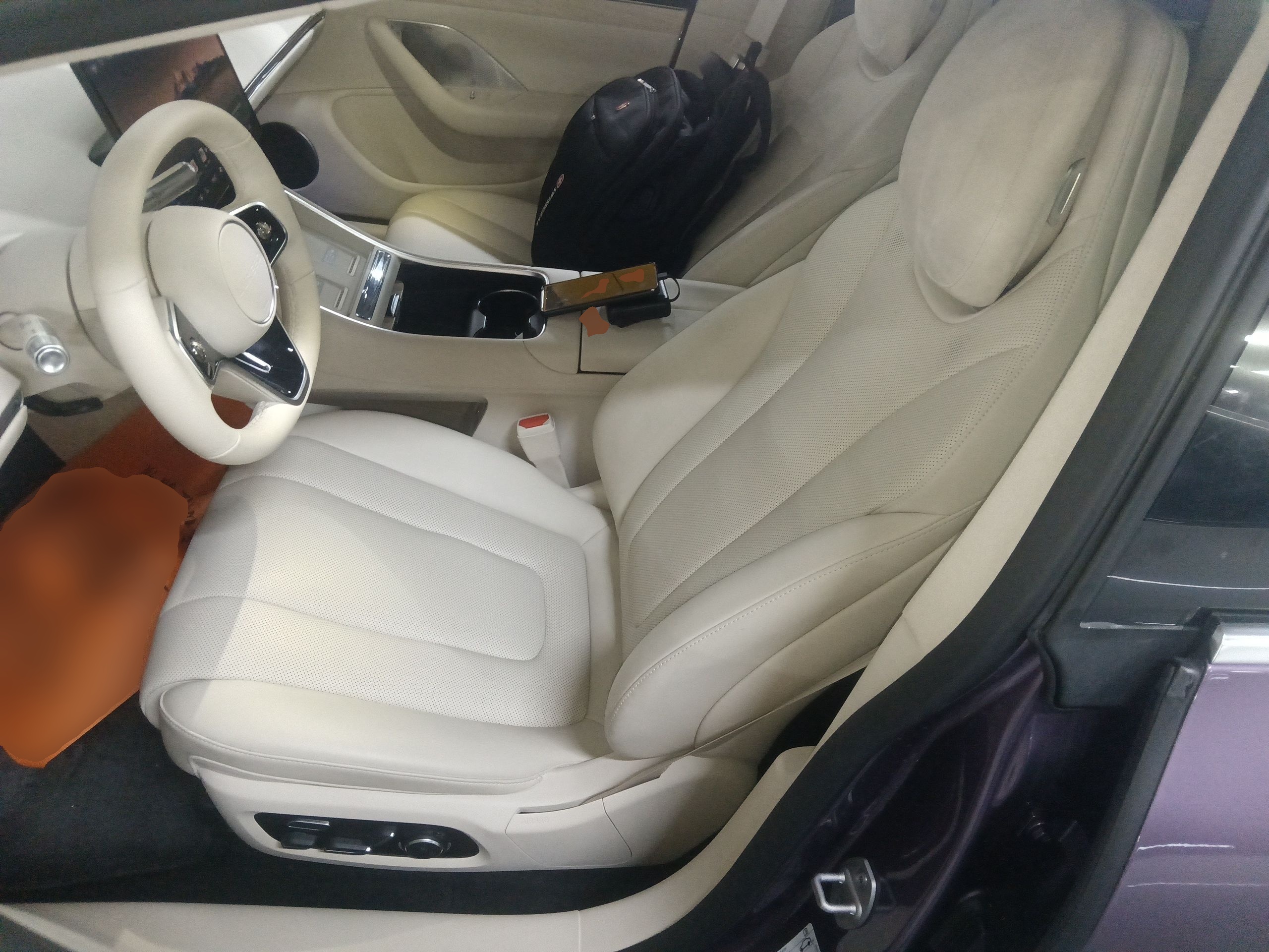 المقاعد الأمامية داخل السيارة